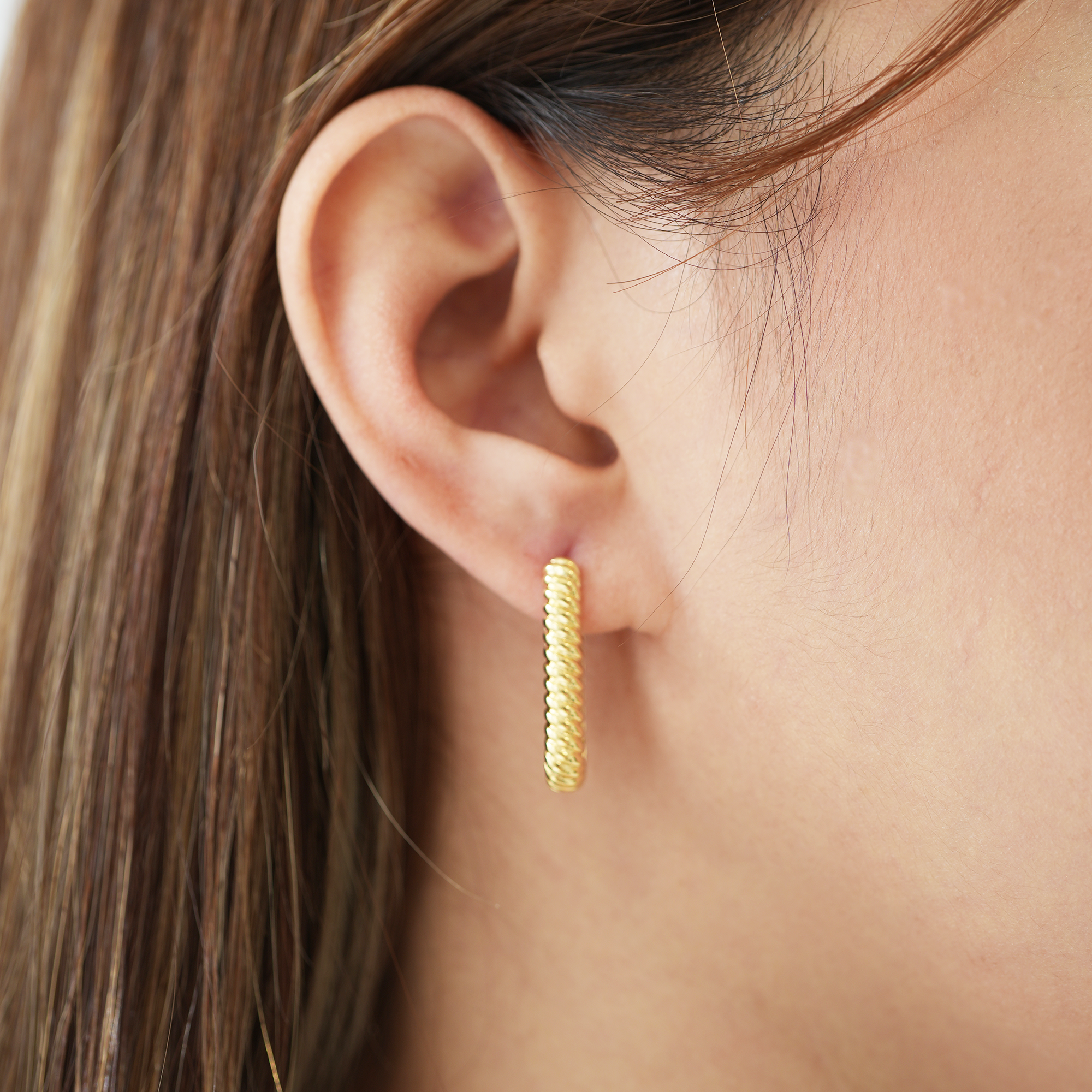 The Twisted U Hoop Medium | 18K Yellow Gold-Plated