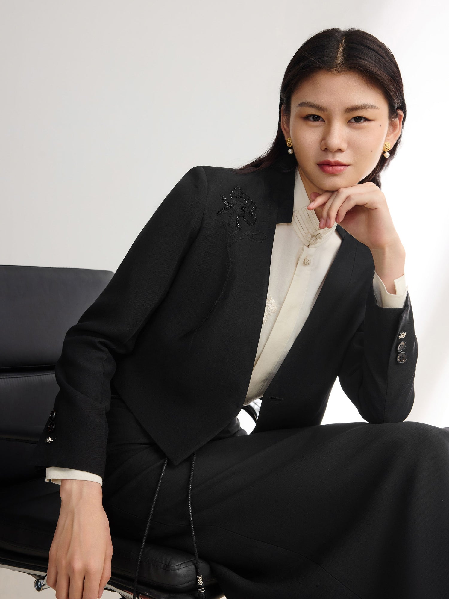 Subtle Shoulder Embroidery Blazer | Black
