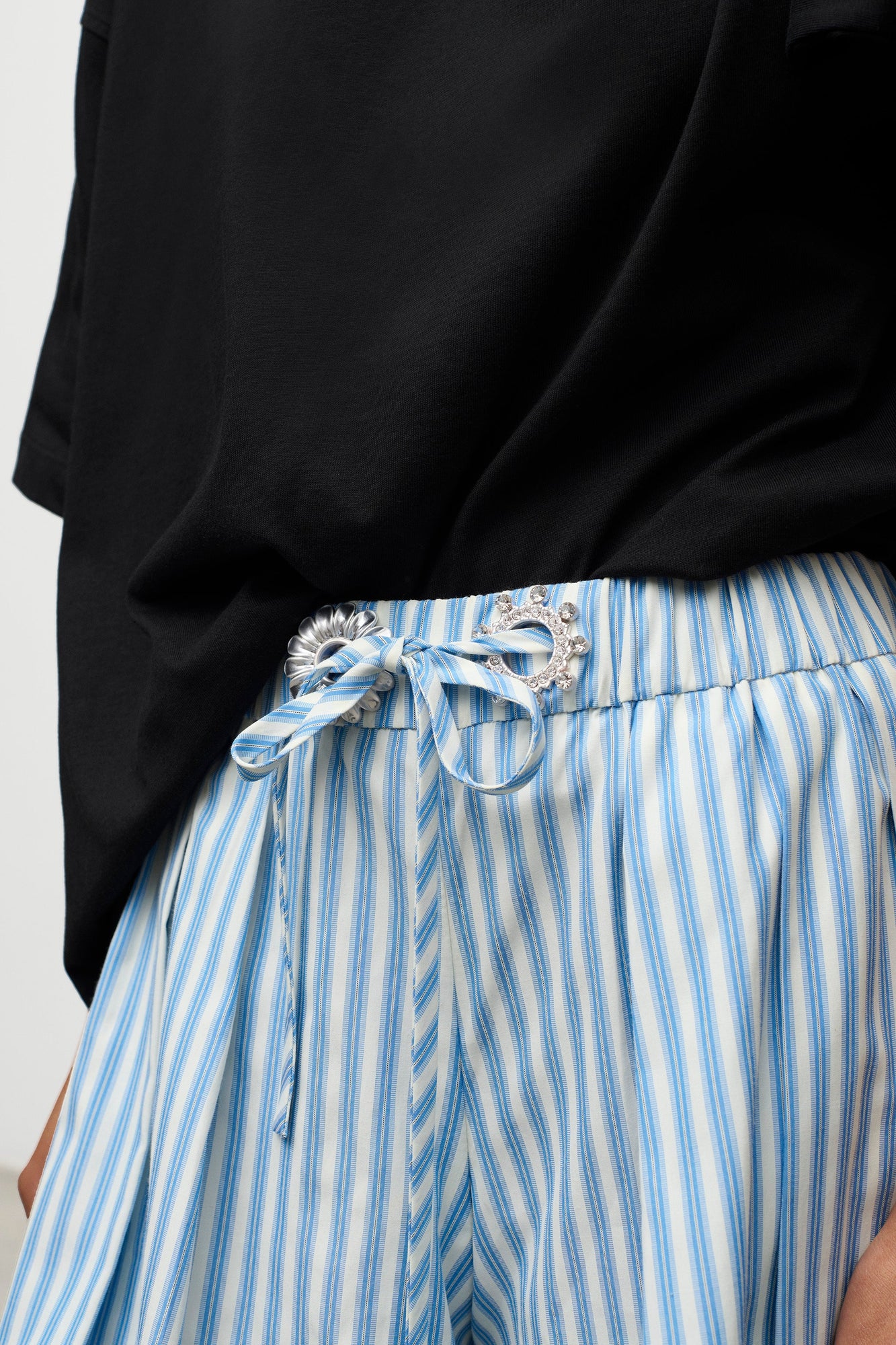 Crystal Grommet Poplin Pleated Short | White/Blue