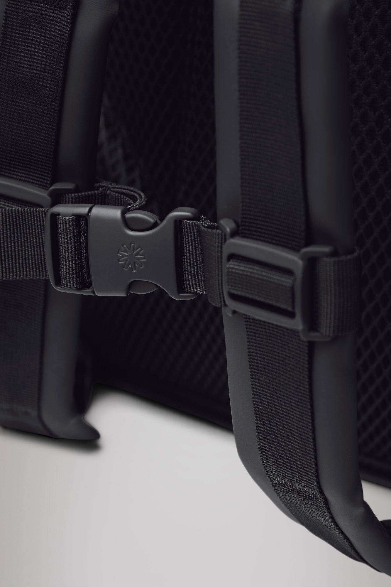 RAINS Rolltop Rucksack Depth 17L H60 x D11 x W32 cm Backpack