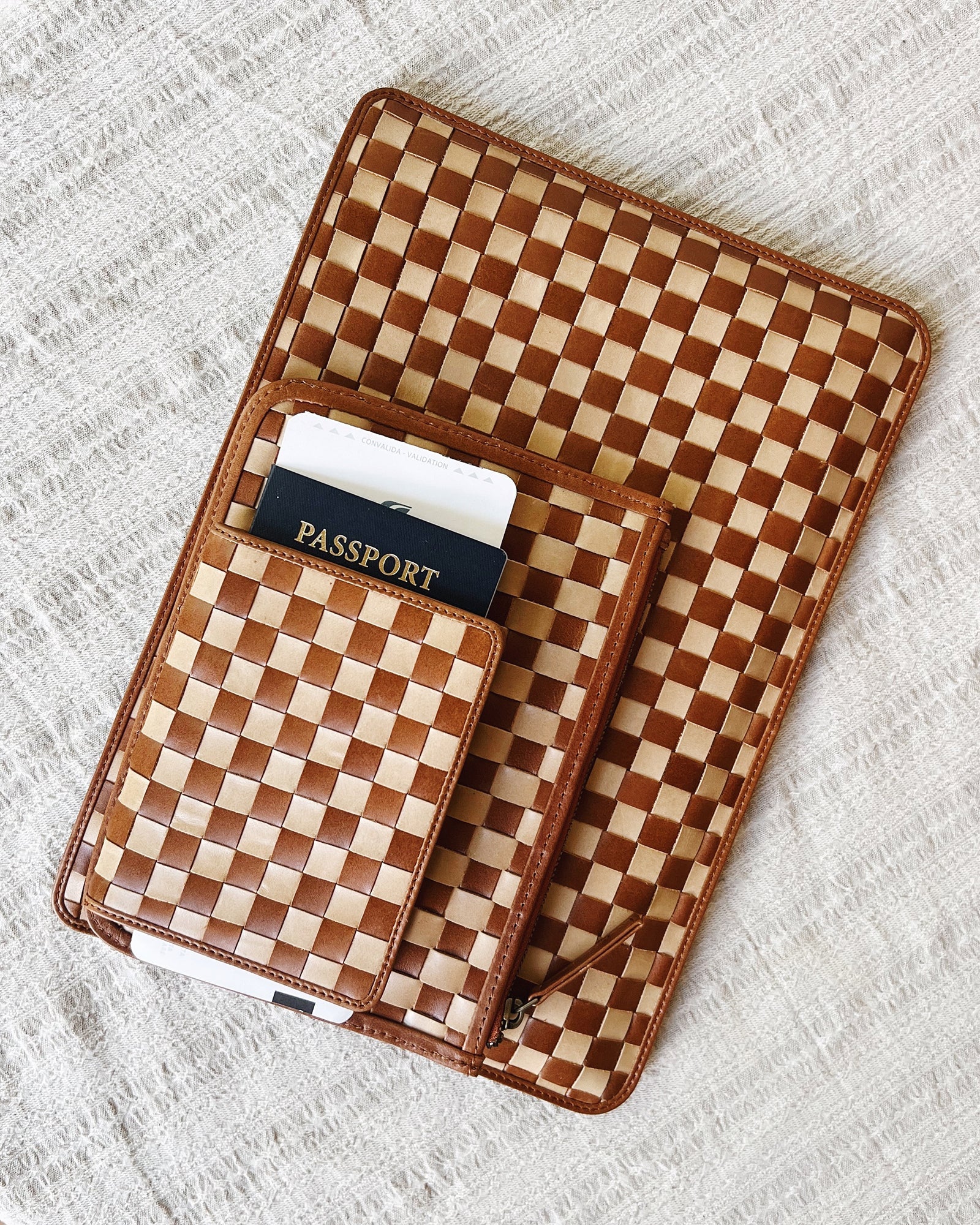 Este Passport Holder - Check | Caramel/Sienna