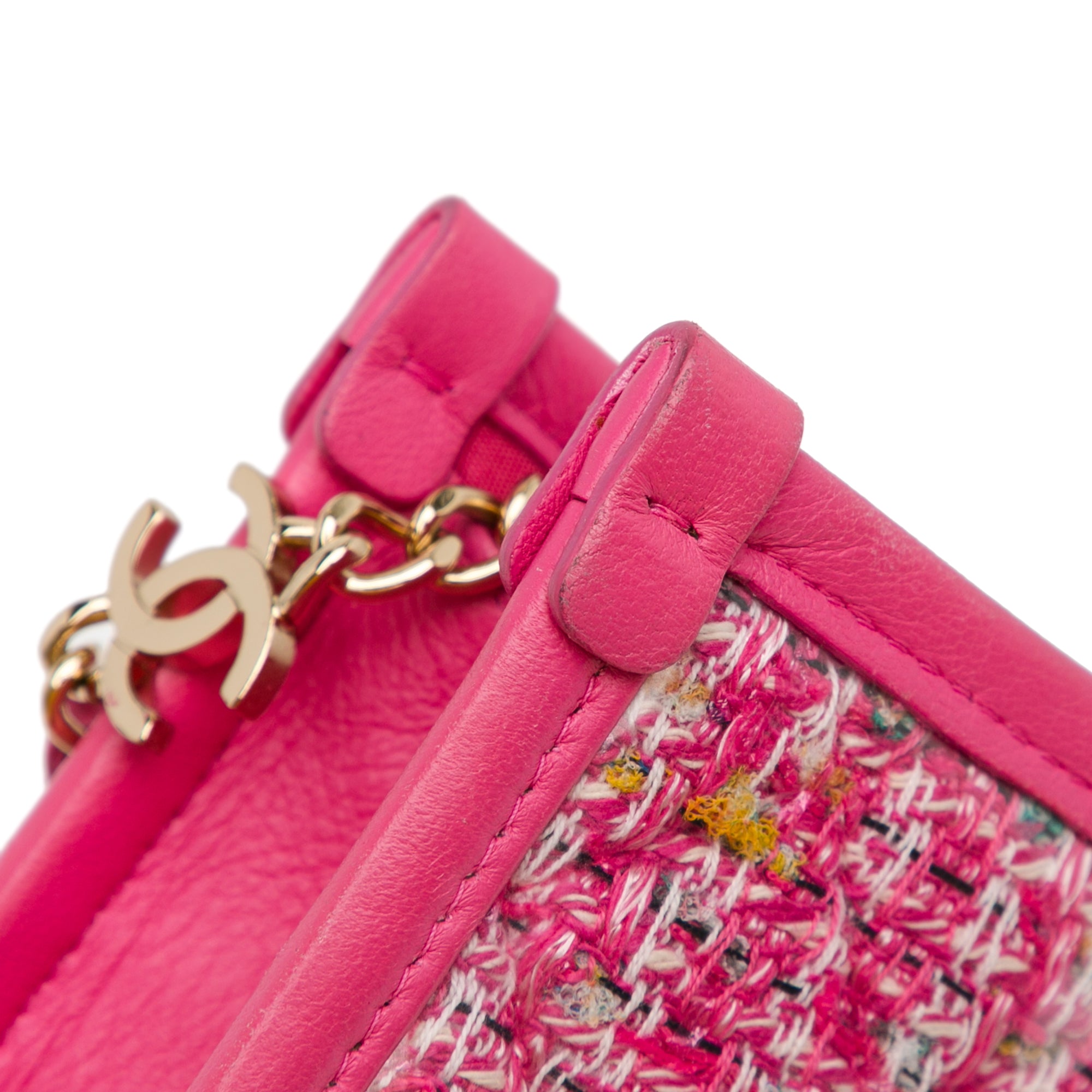 Chanel | Pre-Owned Tweed and PVC Phone Clutch with Chain | Pink