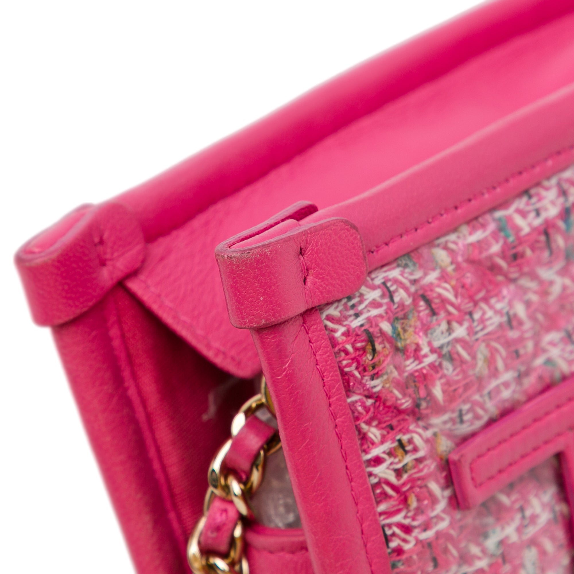 Chanel | Pre-Owned Tweed and PVC Phone Clutch with Chain | Pink