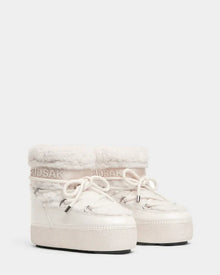 The Rudsak KATHY - 8223513 Iceland boots are white women's winter boots with thick soles, lace-up fronts, faux fur trim, RUDSAK branding at the cuff, and a cozy water-repellent moon boot design with faux shearling.