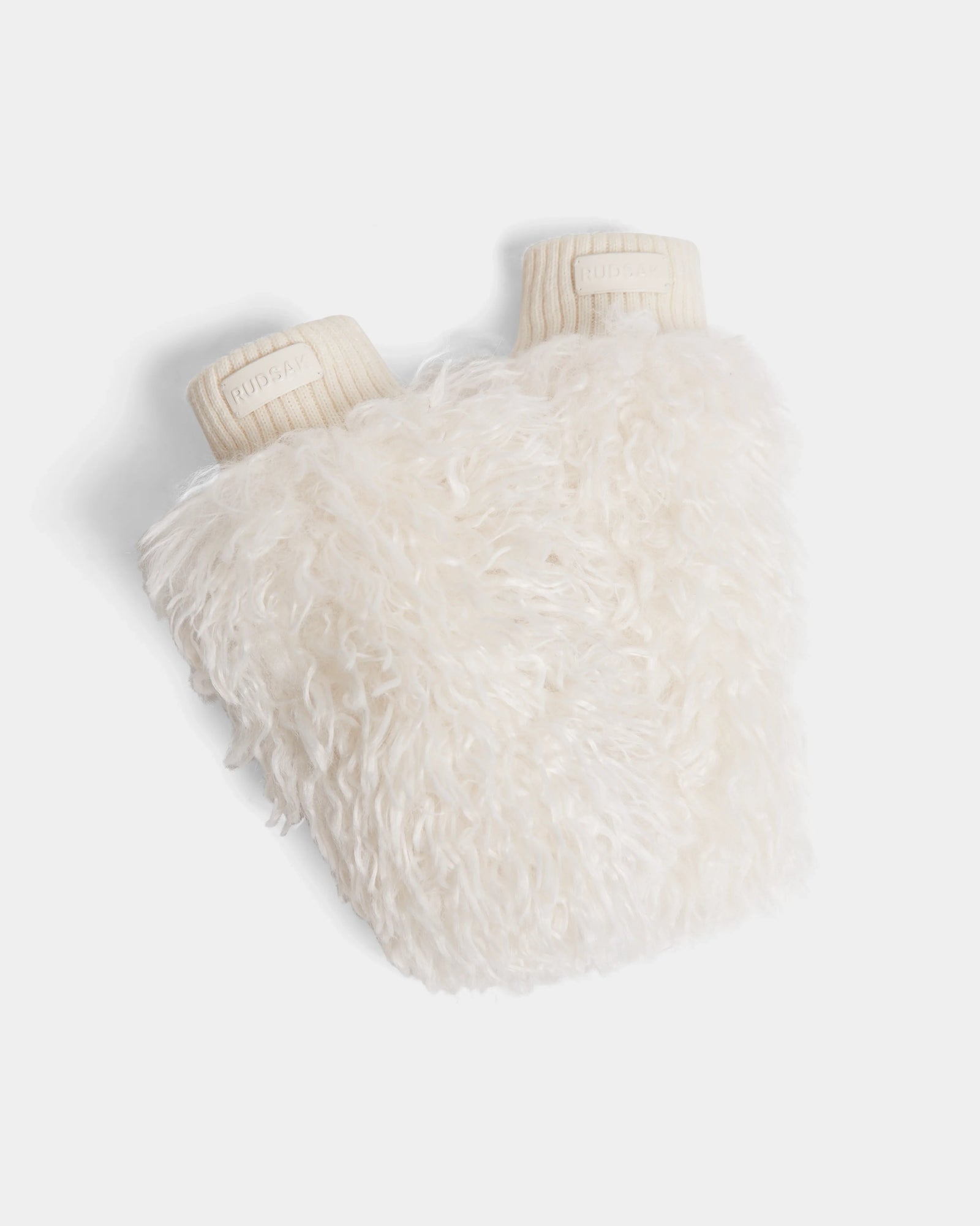The Rudsak SUSAN M - 8424505 Iceland is a fluffy white hot water bottle with a soft, faux Mongolian fur cover and ribbed openings—ideal for cozy après-ski moments.