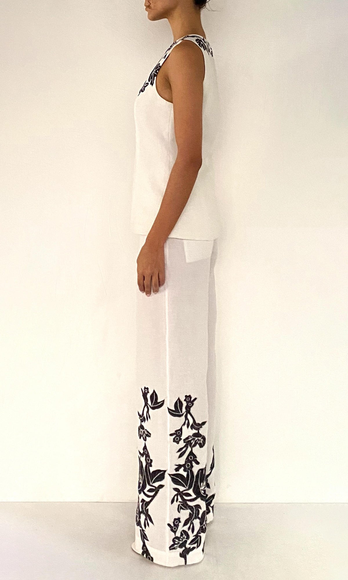Hemant And Nandita | Aahi Linen Cotton Straight Pants With Buckle Belt | Black/White