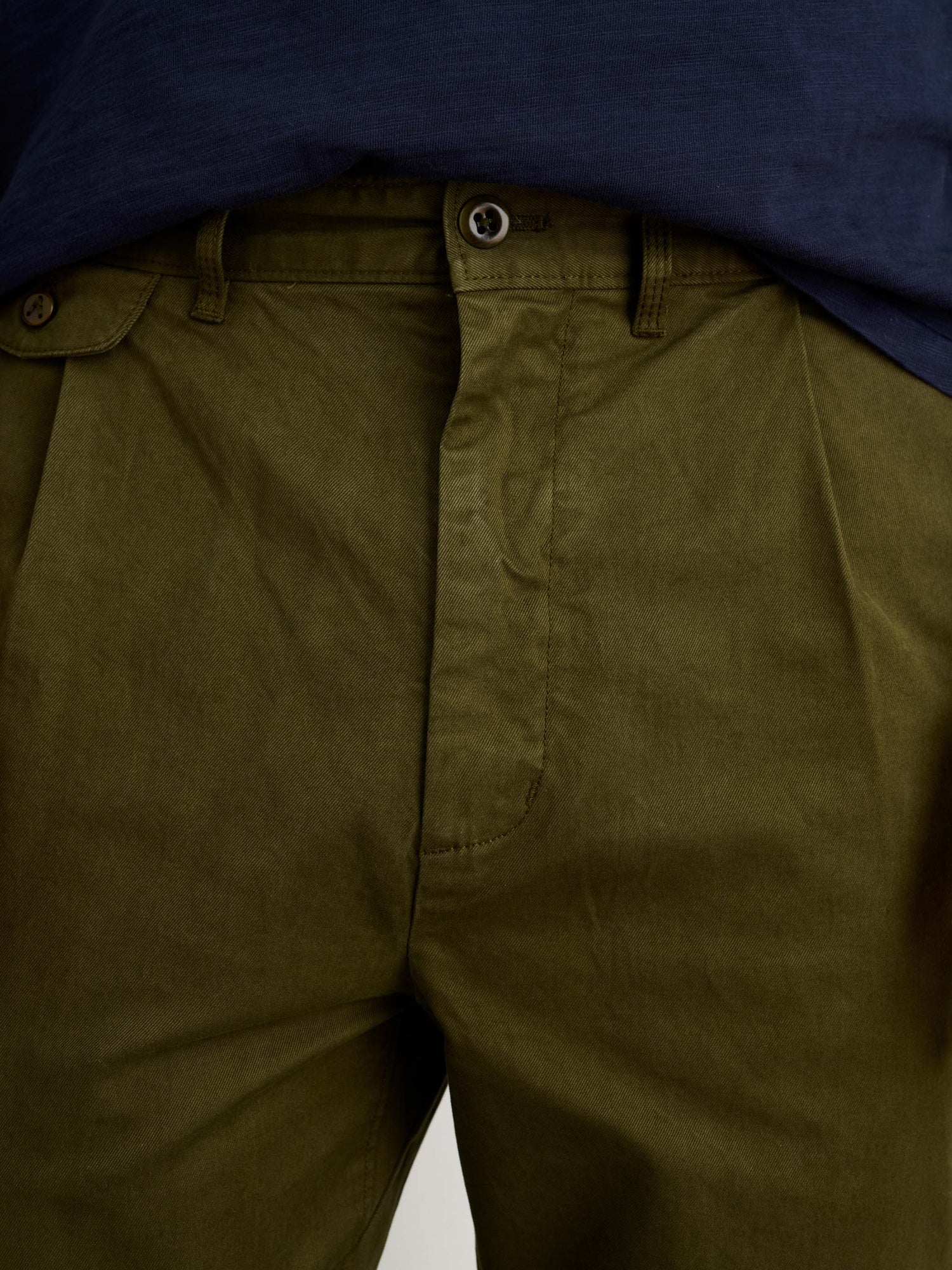 Men | Long Inseam Standard Pleated Pant | Chino Military Olive