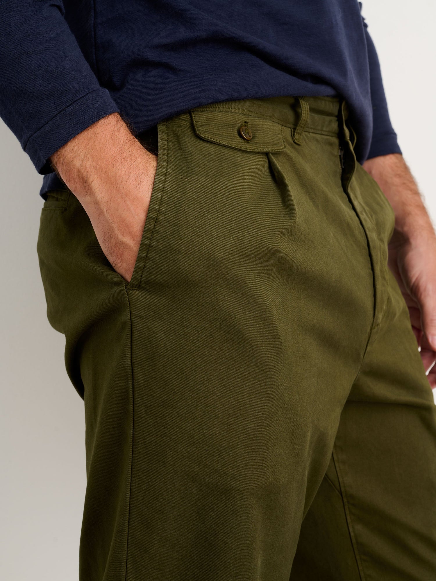 Men | Long Inseam Standard Pleated Pant | Chino Military Olive
