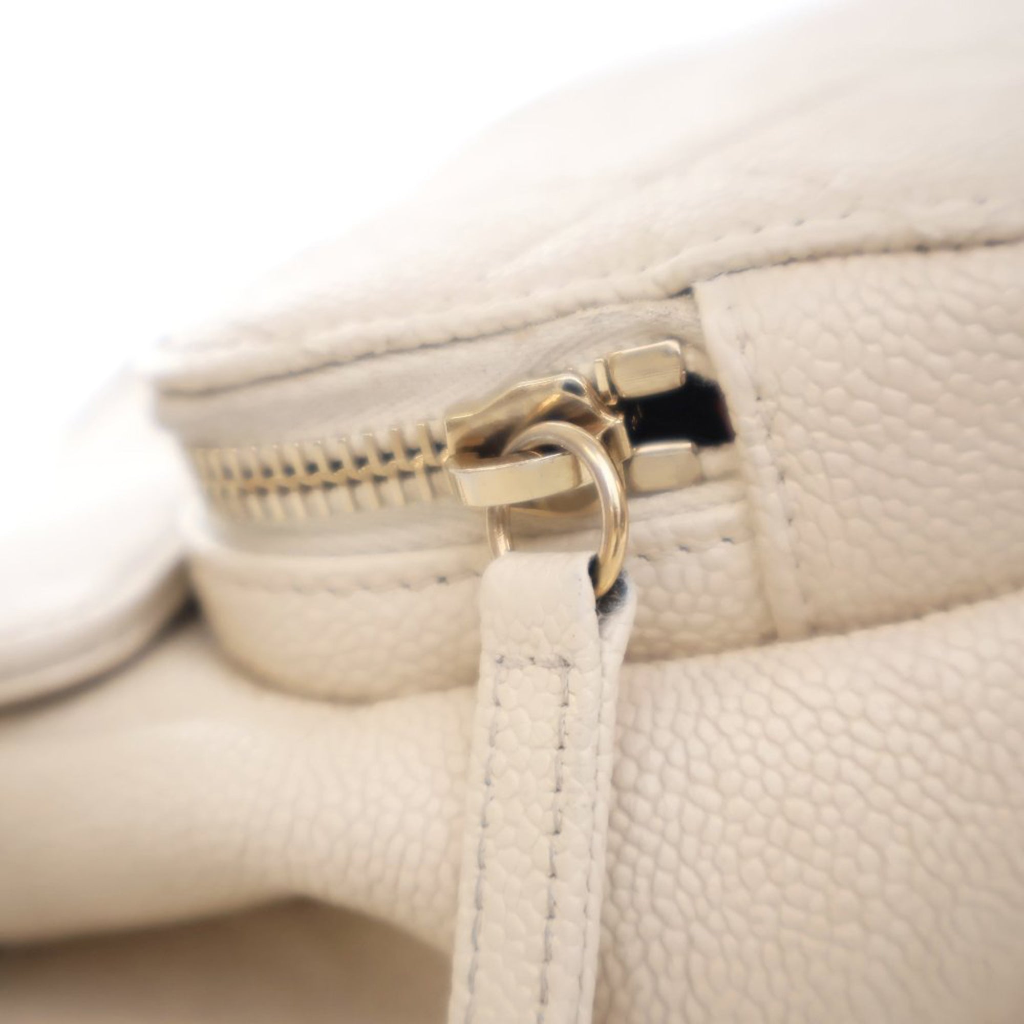 Chanel | Pre-Owned Caviar Business Affinity Messenger Flap | White/Ivory