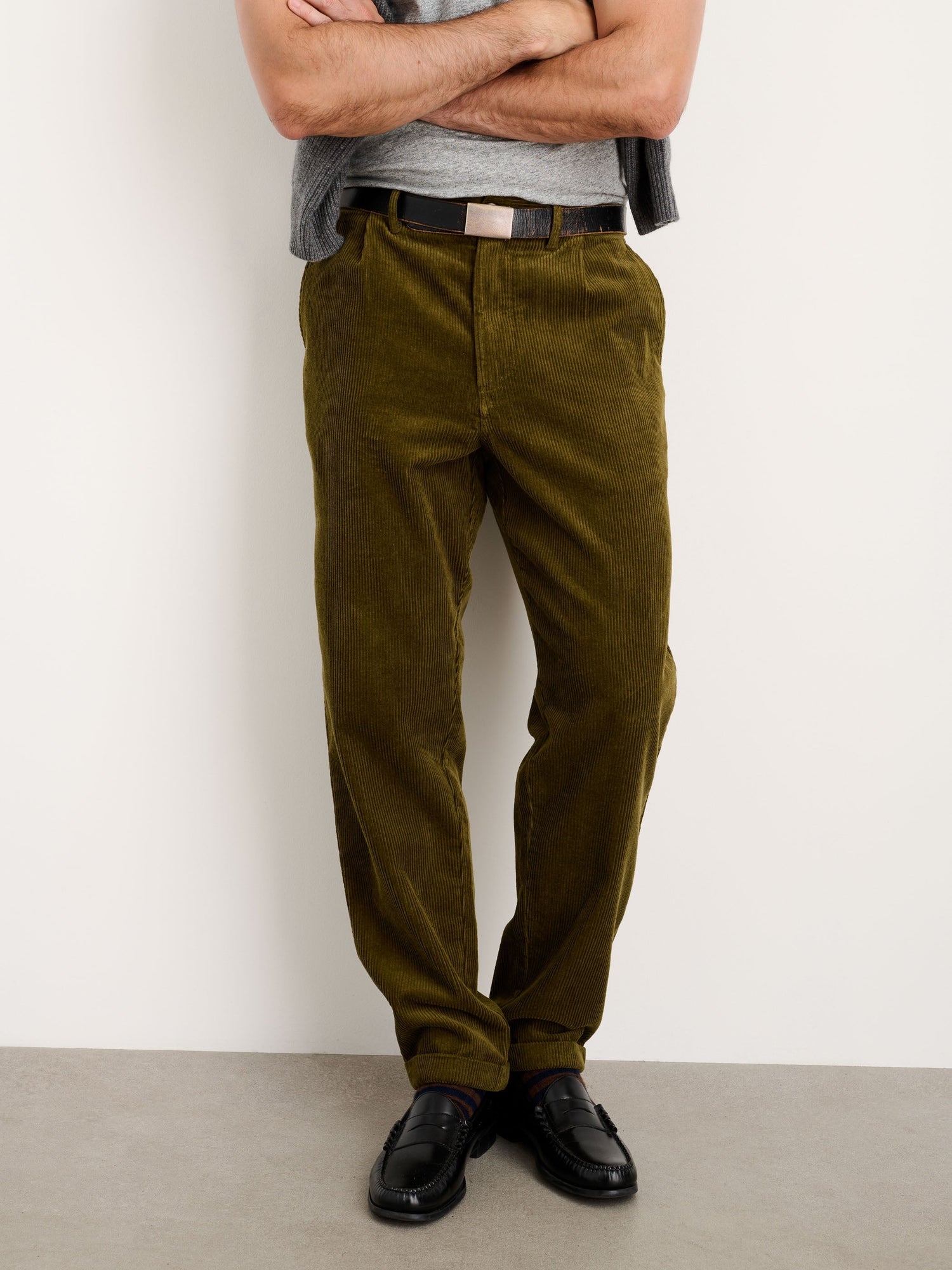 Men | Standard Pleated Pant | Corduroy (Long Inseam) Dark Olive