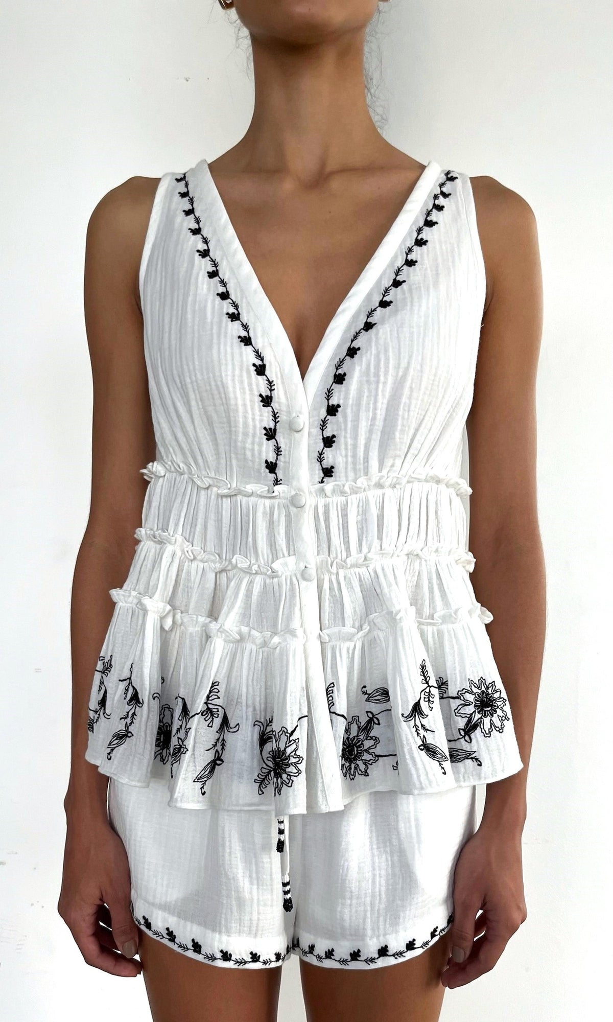 Rococo Sand | Jaci Cotton Double Cloth Gauze Neck Tiered Top | Black/White