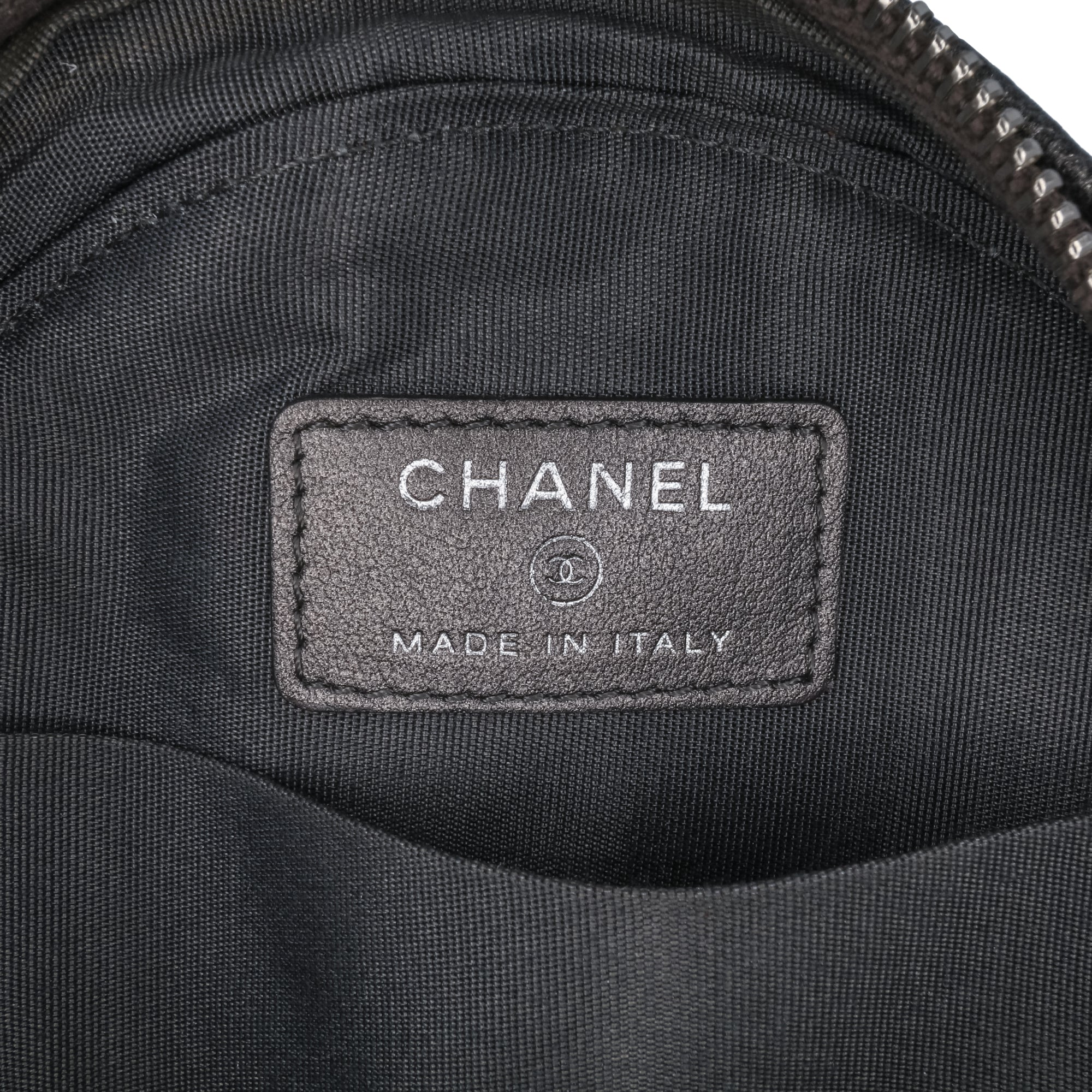 Chanel | Pre-Owned Metallic Caviar CC Filigree Round Clutch with Chain | Black