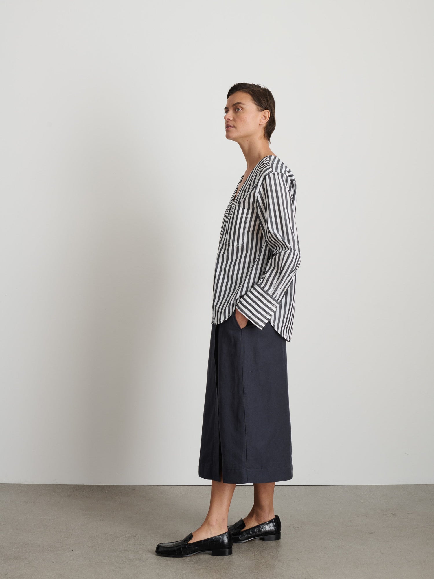 Women | Crosby V-Neck Shirt | Striped Cotton Poplin Charcoal x White