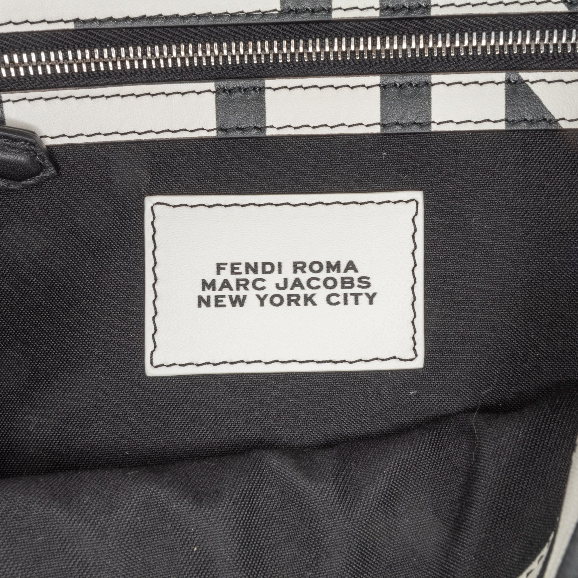 Fendi | Pre-Owned Marc Jacobs Nappa Vitello King Logo Print Baguette Phone Pouch Satchel | White