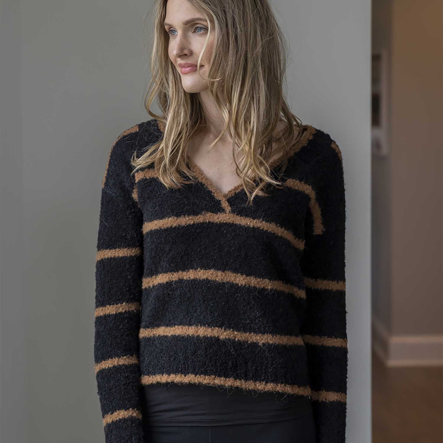 Women | Jackie Sweater | Black / Cognac