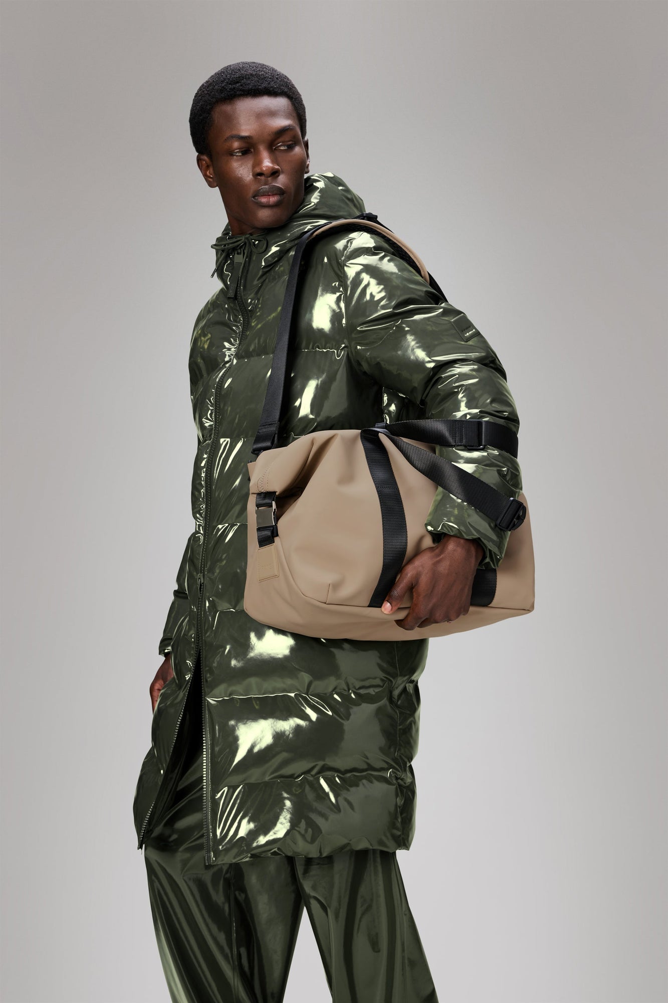 RAINS Valera Weekend Bag Small Beige 20L H35 x D19 x W46 cm Weekender