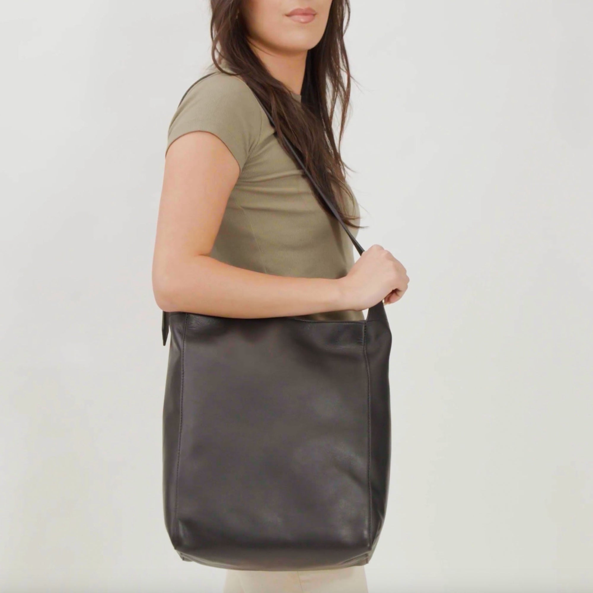 Unisex | Cecilia Go-To Shoulder Bag | Black