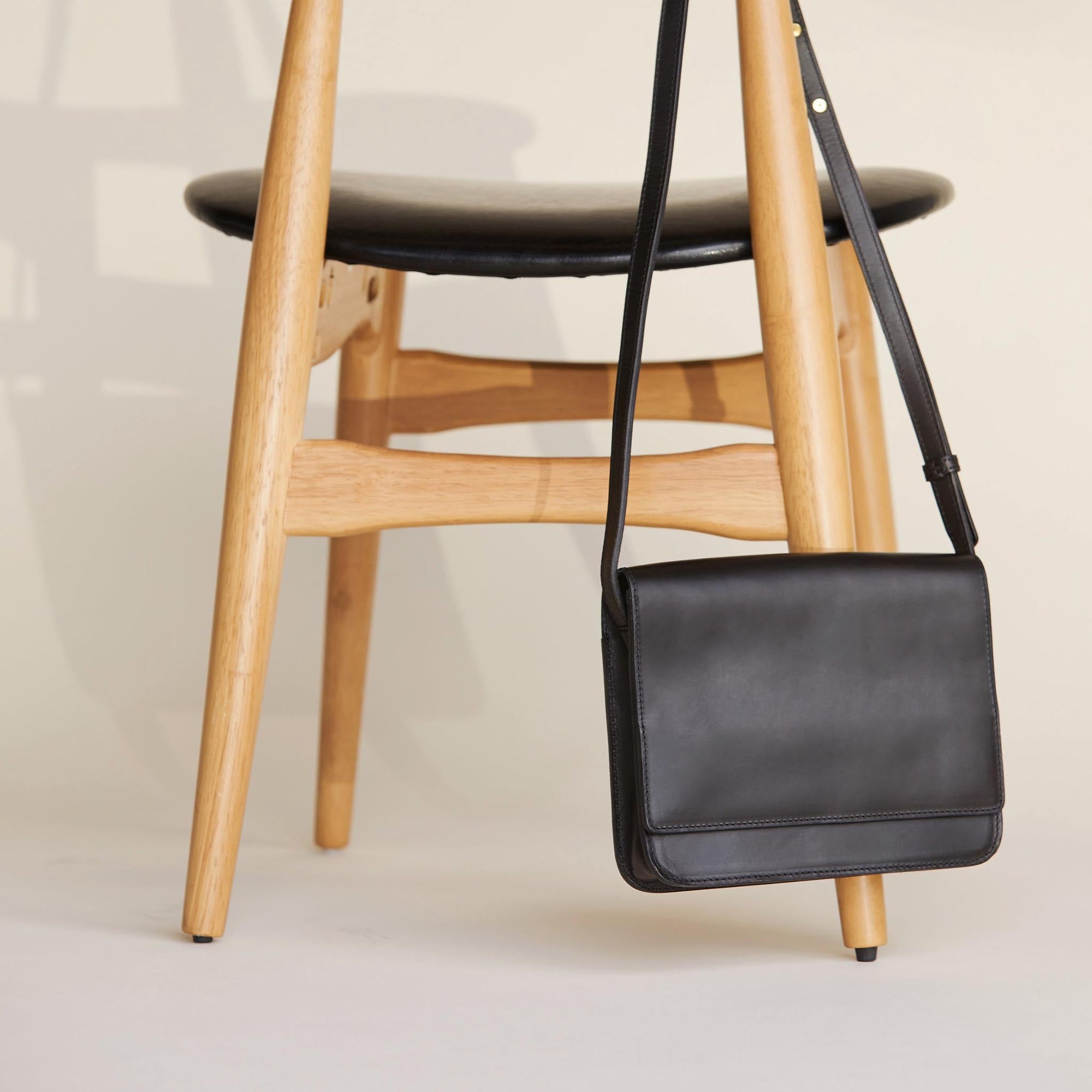 Unisex | Leather Crossbody Bag | Black